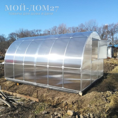 Теплица Крепче Усиленная 4 метра с поликарбонатом | Мой-Дом27 | Каркас изготовлен из оцинкованной замкнутой трубы 30*20 мм.<br>
 Ширина - 3 метра. Высота - 2,1 метра. Длина 4 метра. <br>
 Выдерживаемая снеговая нагрузка - 230 кг/м2. Выдерживаемая ветровая нагрузка - до 28 м/с.<br>
 <b>ЦЕЛЬНОСВАРНЫЕ ТОРЦЫ и ДУГИ. Расстояние между дугами 0,65 метра.</b><br>
 Толщина металла дуг 1 мм. Ширина двери 0,96 метра.<br>